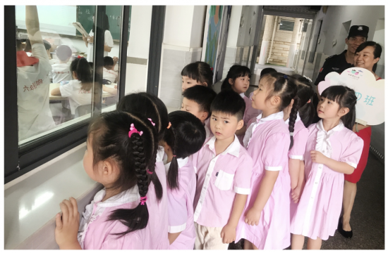 图为幼儿园儿童参观小学课堂。谢家湾幼儿园供图 图为幼儿园儿童参观小学课堂。谢家湾幼儿园供图