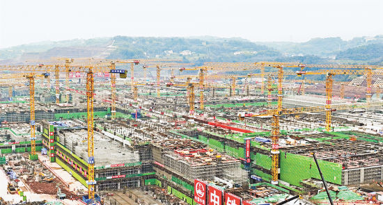 重庆东站塔吊林立6000名职工奋战忙