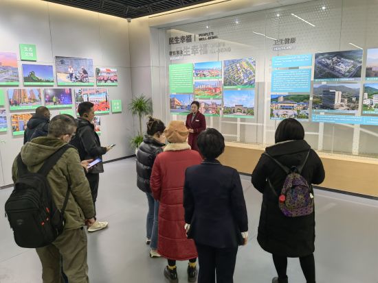 图为市民在綦江规划展览馆参观。周毅 摄 图为市民在綦江规划展览馆参观。周毅 摄