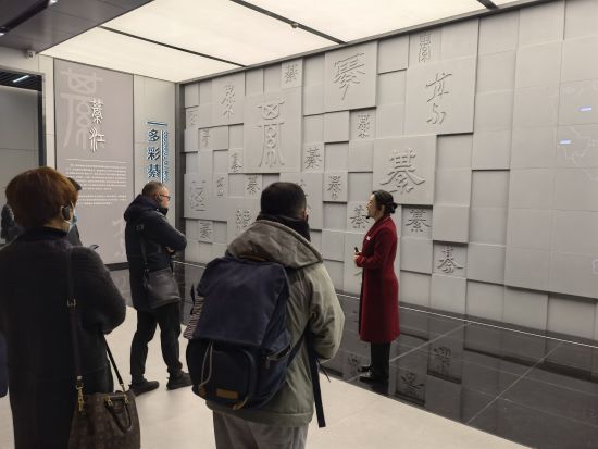 图为市民在綦江规划展览馆参观。周毅 摄 图为市民在綦江规划展览馆参观。周毅 摄
