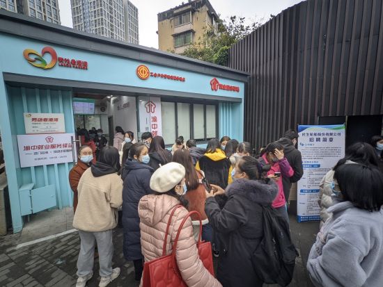 图为求职者到就业服务驿站(零工驿站)求职。主办方供图 图为求职者到就业服务驿站(零工驿站)求职。主办方供图