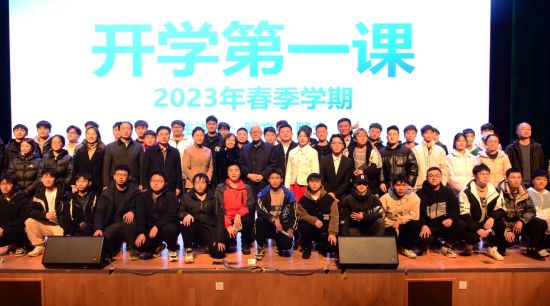 图为授课现场合影。重庆五一职院供图 图为授课现场合影。重庆五一职院供图