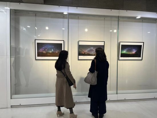 图为观众观看展览。肖江川 摄 图为观众观看展览。肖江川 摄