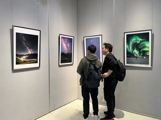 图为观众观看展览。肖江川 摄 图为观众观看展览。肖江川 摄