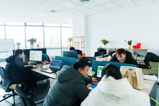 图为重庆惠汐科技有限公司率先“拎包入住” 图为重庆惠汐科技有限公司率先“拎包入住”