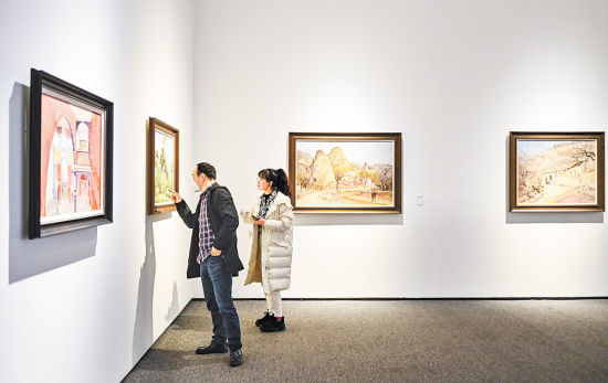 2月24日,“苍苍横翠微——翁凯旋、侯宝川、梁益君作品展”在四川美术学院美术馆开展,观众正在馆内欣赏展览。记者 齐岚森 摄/视觉重庆 2月24日,“苍苍横翠微——翁凯旋、侯宝川、梁益君作品展”在四川美术学院美术馆开展,观众正在馆内欣赏展览。记者 齐岚森 摄/视觉重庆