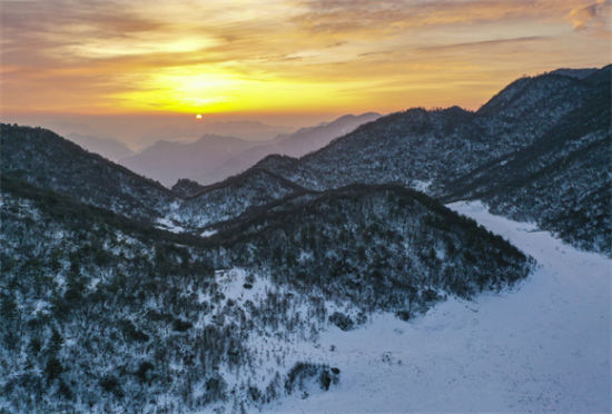春日黄昏将红池坝的白茫茫的山间装扮得似一幅粗略的素描,不那么认真