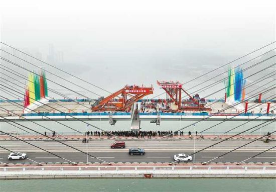 轨道交通18号线李家沱长江复线桥实现合龙。图为中铁建技术工人在合龙现场进行最后一节钢箱梁吊装。(摄于1月12日)记者 罗斌 摄/视觉重庆 轨道交通18号线李家沱长江复线桥实现合龙。图为中铁建技术工人在合龙现场进行最后一节钢箱梁吊装。(摄于1月12日)记者 罗斌 摄/视觉重庆