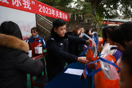 民警将衣服、书包、学习用具、书籍画册等心愿礼物送到孩子们的手中 民警将衣服、书包、学习用具、书籍画册等心愿礼物送到孩子们的手中