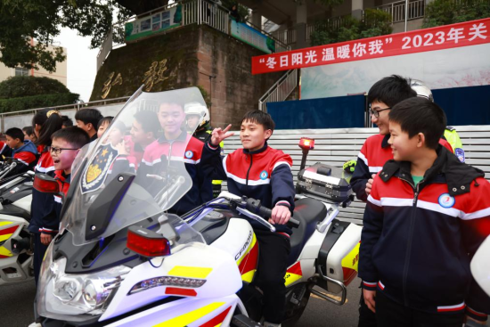 孩子们与警用摩托车合影。 孩子们与警用摩托车合影。