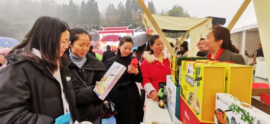 图为非遗农产品受现场消费者青睐。 赵武强 摄 图为非遗农产品受现场消费者青睐。 赵武强 摄