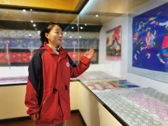 图为小讲解员在认真介绍馆藏展品。 黔江区委统战部供图 图为小讲解员在认真介绍馆藏展品。 黔江区委统战部供图