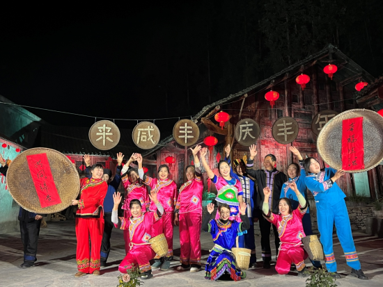 图为黔江小南海镇与咸丰大路坝区联合举办边区民族村寨“村晚”。黔江区委统战部供图 图为黔江小南海镇与咸丰大路坝区联合举办边区民族村寨“村晚”。黔江区委统战部供图