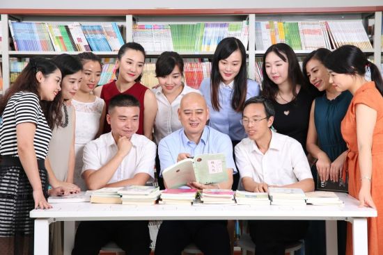 图为谭中胜与家庭教育导师们探讨亲子教育方案。 重庆两江新区西大附中星辰学校供图 图为谭中胜与家庭教育导师们探讨亲子教育方案。 重庆两江新区西大附中星辰学校供图
