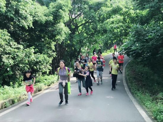 图为社区家庭积极参与亲子建设运动。 重庆两江新区西大附中星辰学校供图 图为社区家庭积极参与亲子建设运动。 重庆两江新区西大附中星辰学校供图