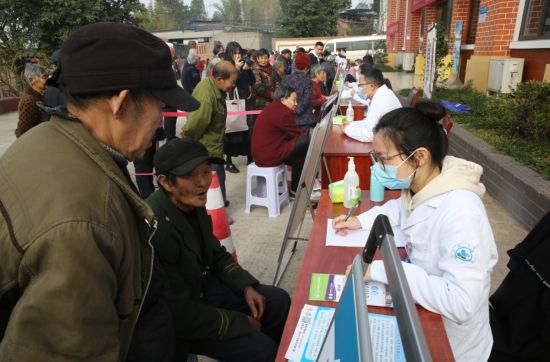 图为医疗专家为村民义诊。 农工党渝北区委会供图 图为医疗专家为村民义诊。 农工党渝北区委会供图