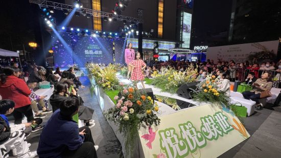 图为模特在T台上走秀。肖江川 摄 图为模特在T台上走秀。肖江川 摄