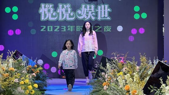 图为模特在T台上走秀。肖江川 摄 图为模特在T台上走秀。肖江川 摄