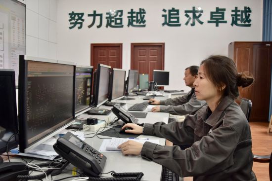 图为2022年,罗燕在调度班正在为集控站下达电网操作指令。 刘国政 摄 图为2022年,罗燕在调度班正在为集控站下达电网操作指令。 刘国政 摄