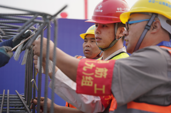 图为钢筋工技能比武。重庆中交一公局供图 图为钢筋工技能比武。重庆中交一公局供图