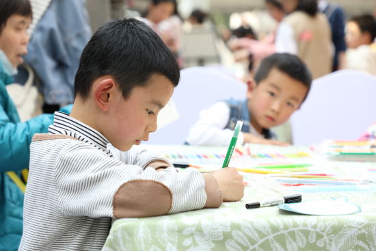 图为小朋友参加自然市集活动。梁钦卿 摄 图为小朋友参加自然市集活动。梁钦卿 摄