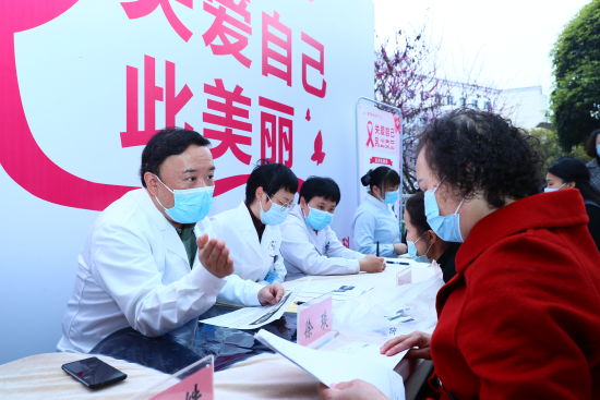 图为义诊活动现场。万衷余 摄 图为义诊活动现场。万衷余 摄