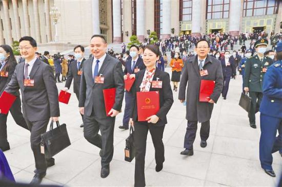 图为3月13日,十四届全国人大一次会议闭幕后,代表们带着新的使命,昂首步出会场。 曹清尧 摄 图为3月13日,十四届全国人大一次会议闭幕后,代表们带着新的使命,昂首步出会场。 曹清尧 摄