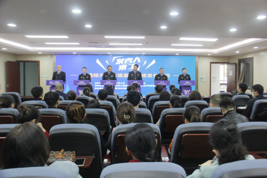 苏娇: 万盛经开区举办市场监管局专场新闻发布活动。向虹谕 摄 苏娇: 万盛经开区举办市场监管局专场新闻发布活动。向虹谕 摄