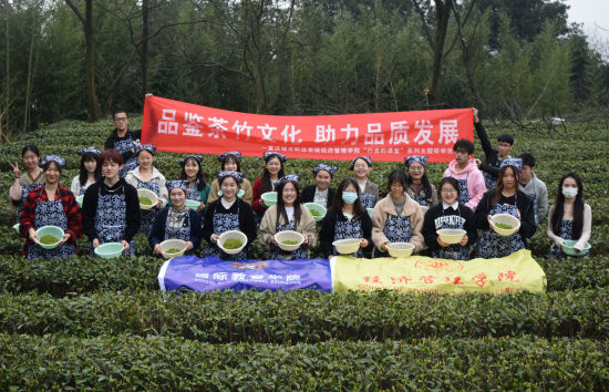图为学生在“行走的课堂”学习茶文化知识。重庆城市科技学院供图 图为学生在“行走的课堂”学习茶文化知识。重庆城市科技学院供图