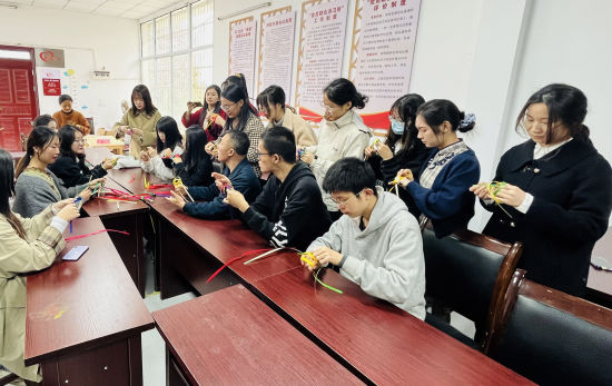 图为学生在“行走的课堂”学习竹编知识。重庆城市科技学院供图 图为学生在“行走的课堂”学习竹编知识。重庆城市科技学院供图