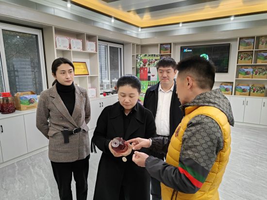 彭水县委统战部部长谭毅力走进当地民营企业,了解生产经营状况。赵朝秀 摄 彭水县委统战部部长谭毅力走进当地民营企业,了解生产经营状况。赵朝秀 摄