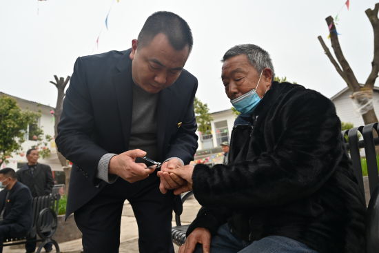图为"雷锋的士"给老人剪指甲.张旭 摄