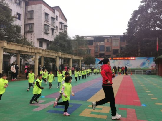 图为孩子们正在进行体育活动。临江幼儿园供图 图为孩子们正在进行体育活动。临江幼儿园供图