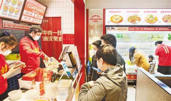 江北区龙湖重庆源著天街,一家正在供应午餐的餐厅十分繁忙。 江北区龙湖重庆源著天街,一家正在供应午餐的餐厅十分繁忙。
