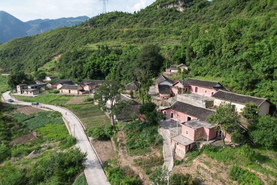 图为巫山县巫峡镇桂花村。 重庆市住房城乡建委供图 图为巫山县巫峡镇桂花村。 重庆市住房城乡建委供图