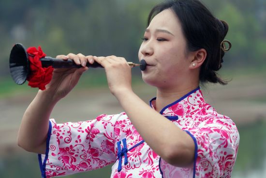 图为重庆万盛经开区金桥镇的民间艺人表演国家级非物质文化遗产金桥吹打。中新社发 任海霞 摄 图为重庆万盛经开区金桥镇的民间艺人表演国家级非物质文化遗产金桥吹打。中新社发 任海霞 摄