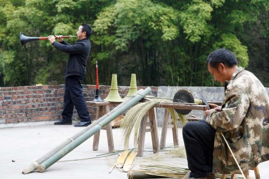 图为村中艺人精心制作吹打乐器。中新社发 任海霞 摄 图为村中艺人精心制作吹打乐器。中新社发 任海霞 摄