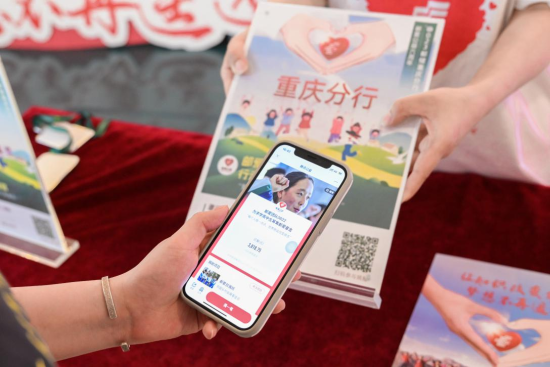 图为邮储银行重庆分行开展“邮爱公益”宣传活动。邮储银行重庆分行供图 图为邮储银行重庆分行开展“邮爱公益”宣传活动。邮储银行重庆分行供图