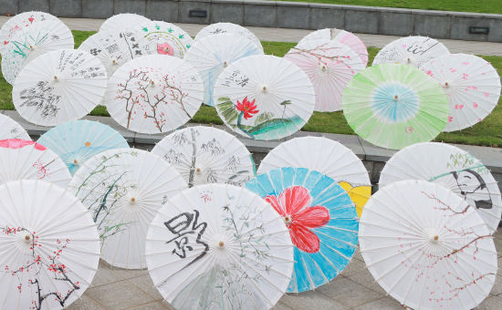 图为大学生展示DIY的油纸伞。重庆城市科技学院供图 图为大学生展示DIY的油纸伞。重庆城市科技学院供图