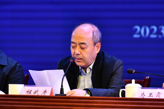 图为重庆中国三峡博物馆党委书记、馆长程武彦宣读“美丽三峡 幸福生活”文创大赛获奖名单。 巴南区博物馆供图 图为重庆中国三峡博物馆党委书记、馆长程武彦宣读“美丽三峡 幸福生活”文创大赛获奖名单。 巴南区博物馆供图
