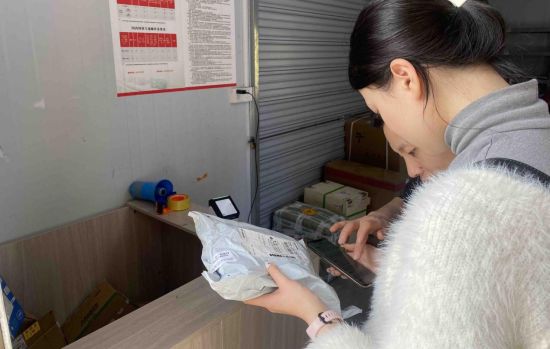 图为工作人员正在引导用户使用“绿色家园”线上领取积分。菜鸟供图 图为工作人员正在引导用户使用“绿色家园”线上领取积分。菜鸟供图