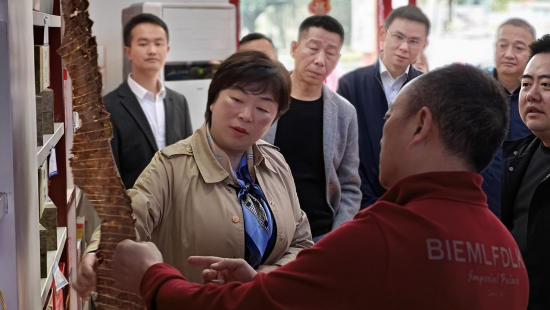 图为綦江区餐饮商(协)会、旅游商会会员企业前往四川省自贡市考察学习。綦江区委统战部供图 图为綦江区餐饮商(协)会、旅游商会会员企业前往四川省自贡市考察学习。綦江区委统战部供图