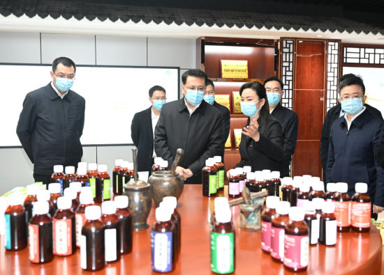3月22日上午,在云阳县重庆三峡云海药业股份有限公司,市委书记袁家军了解中医药产业发展和带动农户稳定增收成效。记者 苏思 摄 3月22日上午,在云阳县重庆三峡云海药业股份有限公司,市委书记袁家军了解中医药产业发展和带动农户稳定增收成效。记者 苏思 摄