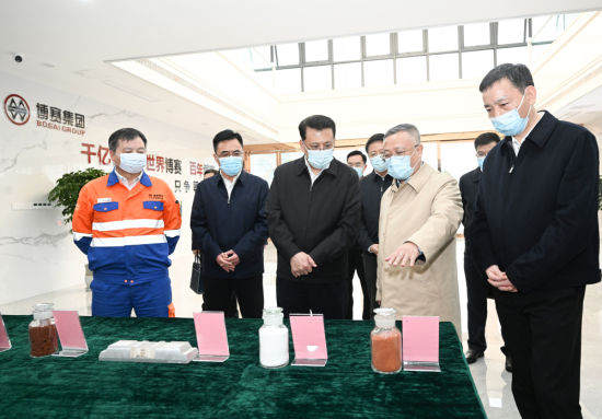 3月22日下午,在位于万州区的九龙万博新材料科技有限公司,市委书记袁家军了解企业发展情况。记者 苏思 摄 3月22日下午,在位于万州区的九龙万博新材料科技有限公司,市委书记袁家军了解企业发展情况。记者 苏思 摄