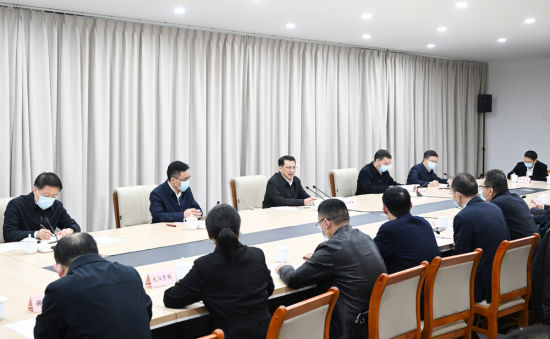 调研中,市委书记袁家军主持召开企业座谈会。记者 苏思 摄 调研中,市委书记袁家军主持召开企业座谈会。记者 苏思 摄
