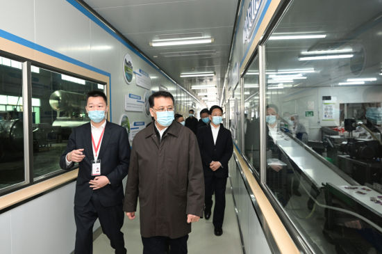 3月23日上午,在梁平区绿色食品产业园,市委书记袁家军了解预制菜特色产业发展情况。记者 苏思 摄 3月23日上午,在梁平区绿色食品产业园,市委书记袁家军了解预制菜特色产业发展情况。记者 苏思 摄