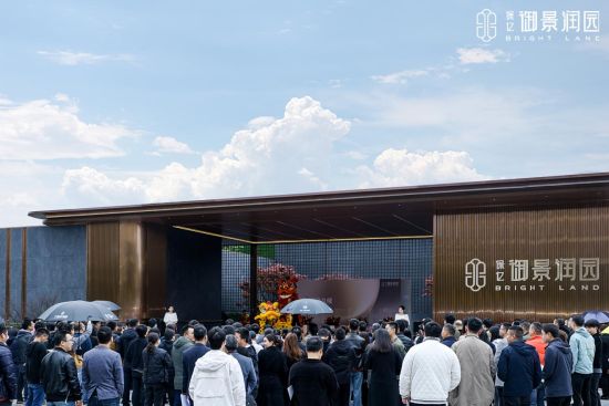 图为保亿·御景润园示范区及生活体验中心现场。保亿·御景润园 供图 图为保亿·御景润园示范区及生活体验中心现场。保亿·御景润园 供图