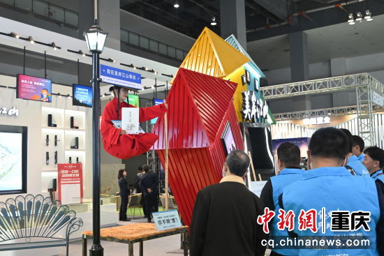图为房交会现场的工作人员通过艺术表演,吸引了现场观众。张旭 摄 图为房交会现场的工作人员通过艺术表演,吸引了现场观众。张旭 摄