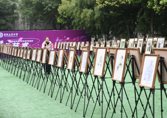 图为鲁能巴蜀中学美术部师生作品展现场。周毅摄 图为鲁能巴蜀中学美术部师生作品展现场。周毅摄