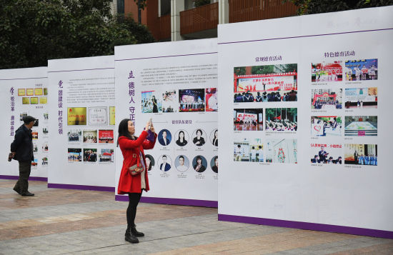 图为重庆市鲁能巴蜀中学校十五周年办学成果展现场。周毅摄 图为重庆市鲁能巴蜀中学校十五周年办学成果展现场。周毅摄